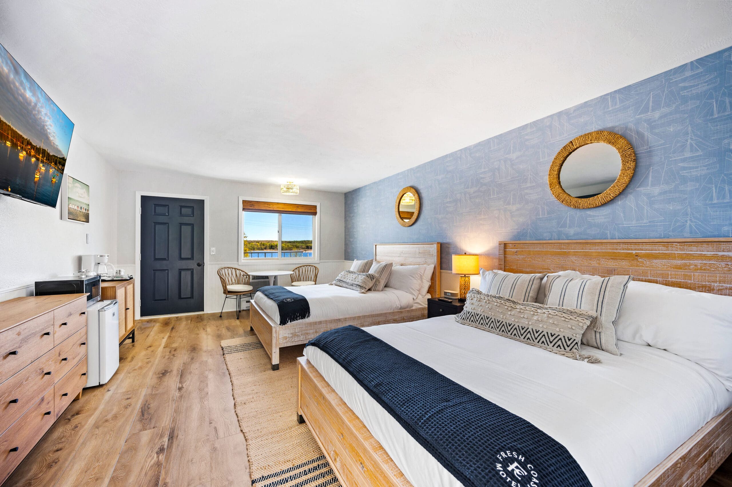 Fresh Coast Motel - Double Queen Room with water view